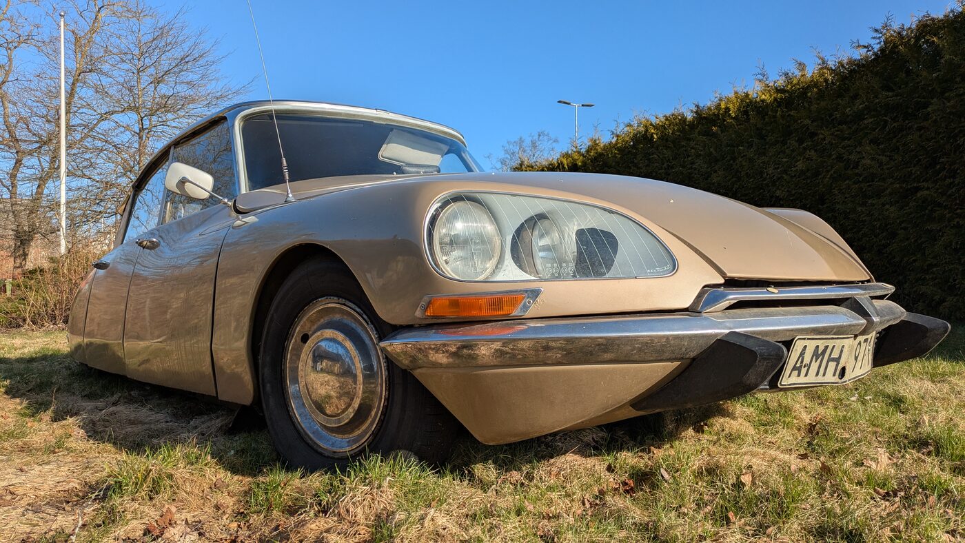 The Citroën DS parked on grass in Sankt Olof